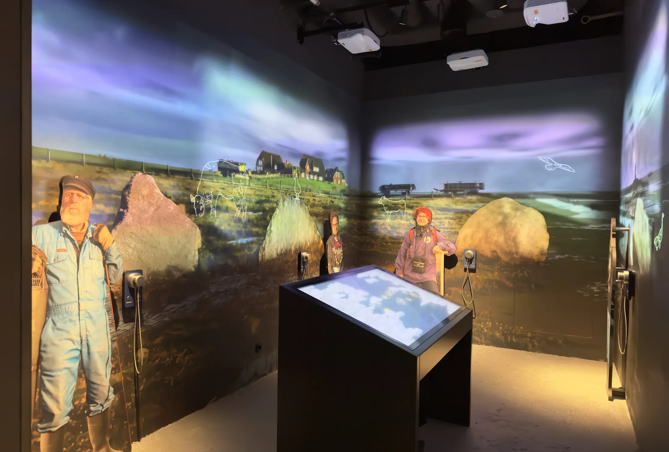 Panorama-Projektion und Multi-Touch-Tisch im Hallig-Raum des Klimahauses Bremerhaven