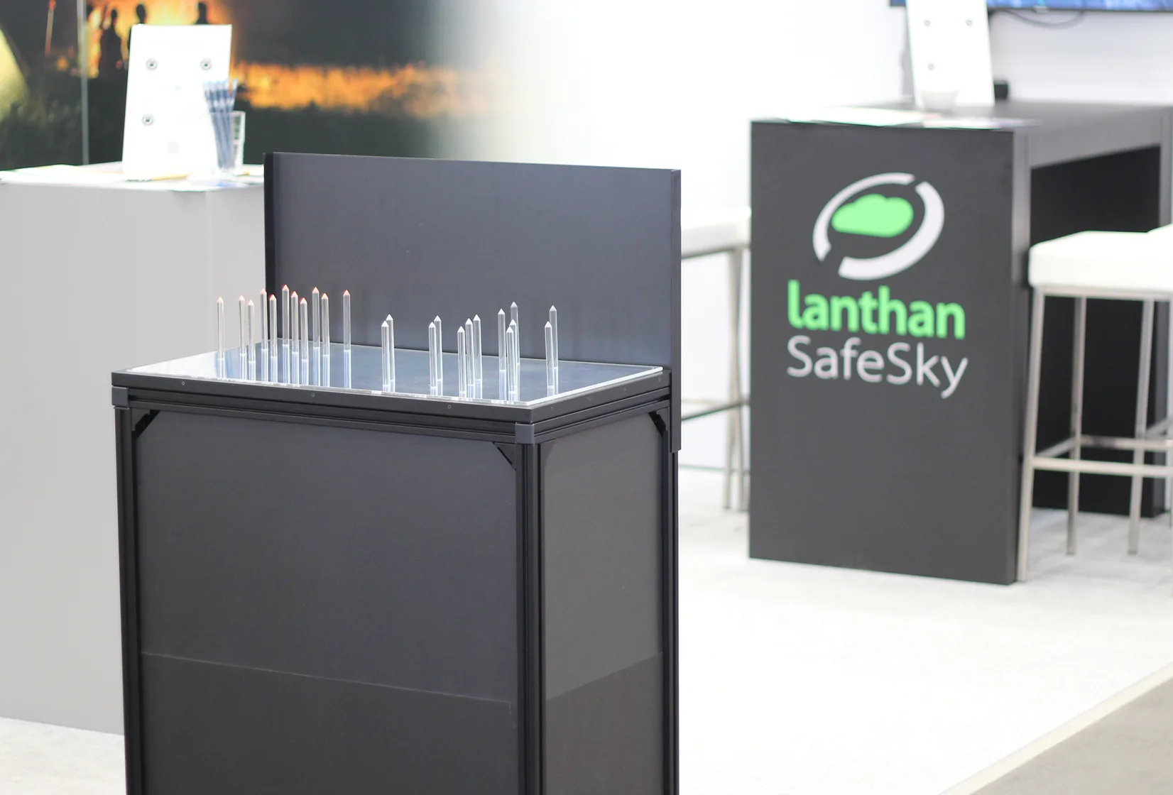 Leuchttisch-Exponat mit Plexiglasstiften für Lanthan Safe Sky auf ultrahellem Display