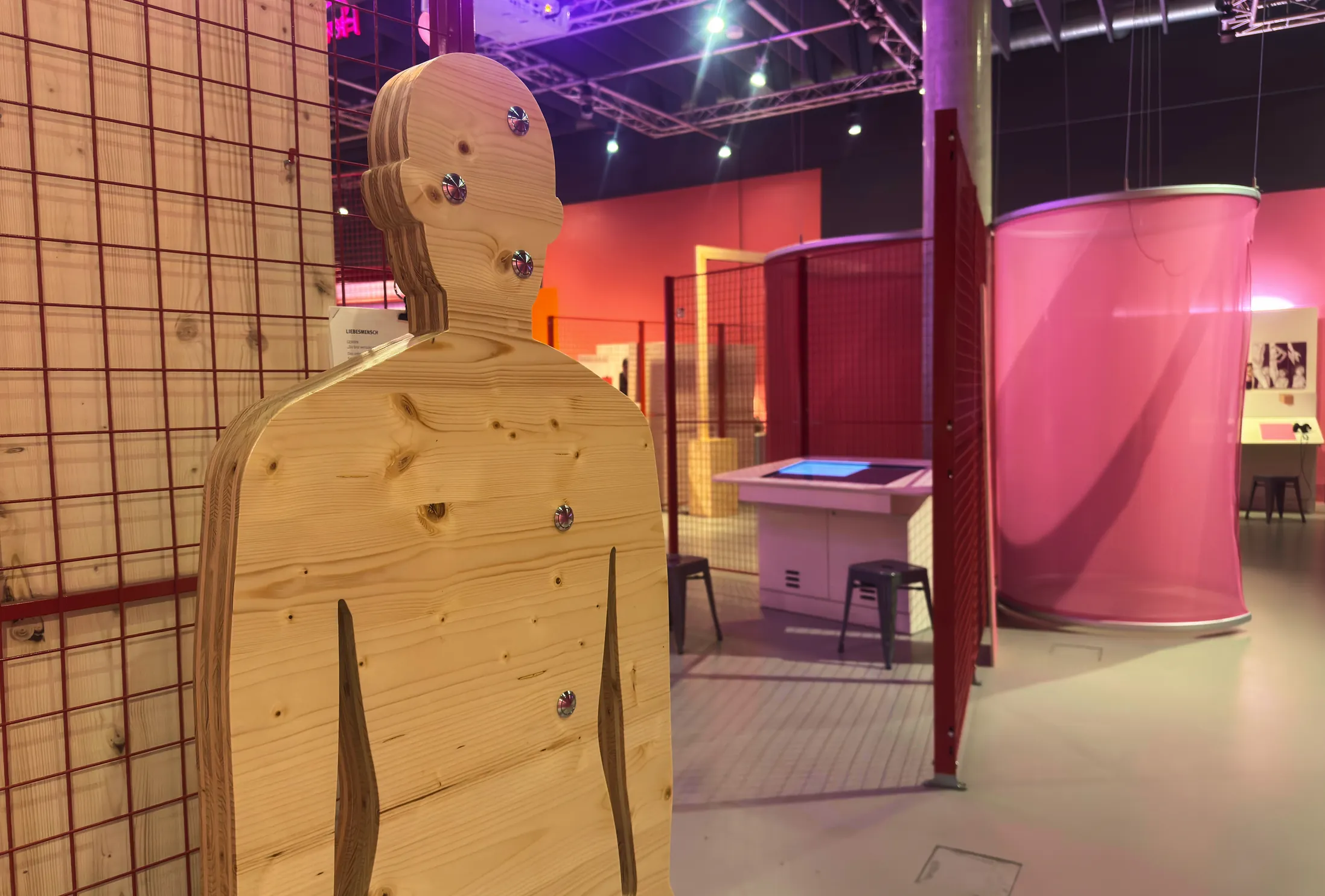 Liebesmensch-Figur im Ausstellungsraum der Sonderausstellung LIEBE