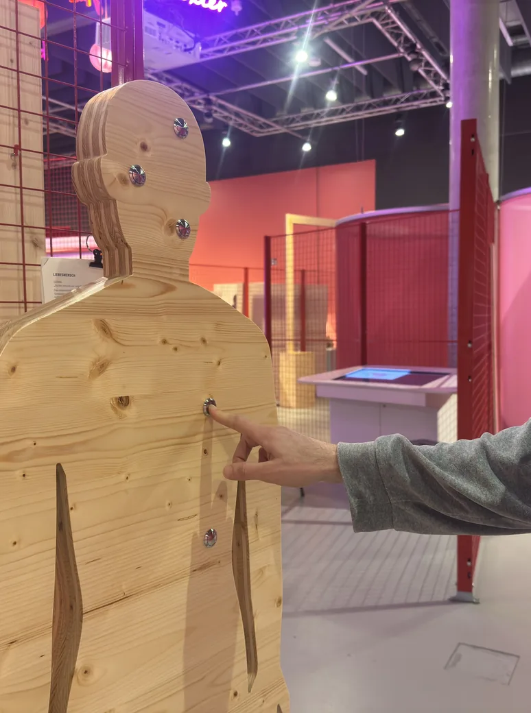 Liebesmensch: interaktive Holzfigur mit Soundstationen in der Sonderausstellung LIEBE im Universum Bremen