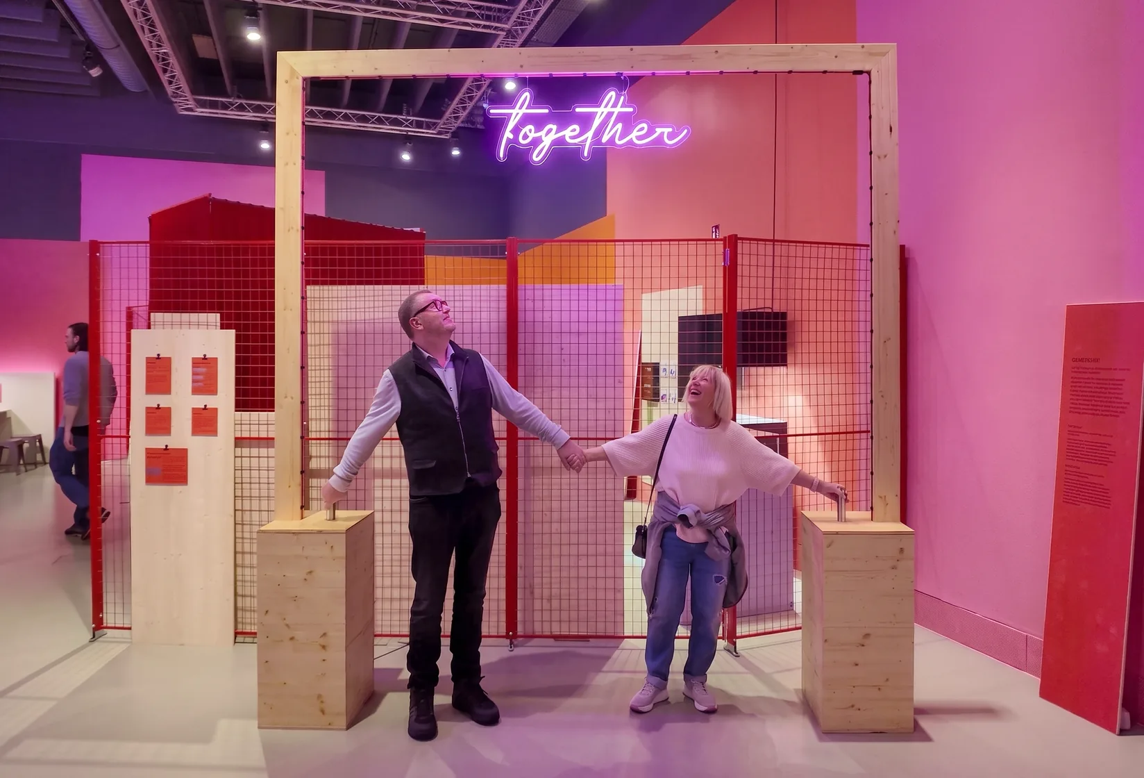 Zwei Besucher schließen den Stromkreis am Together-Exponat der Sonderausstellung LIEBE im Universum Bremen