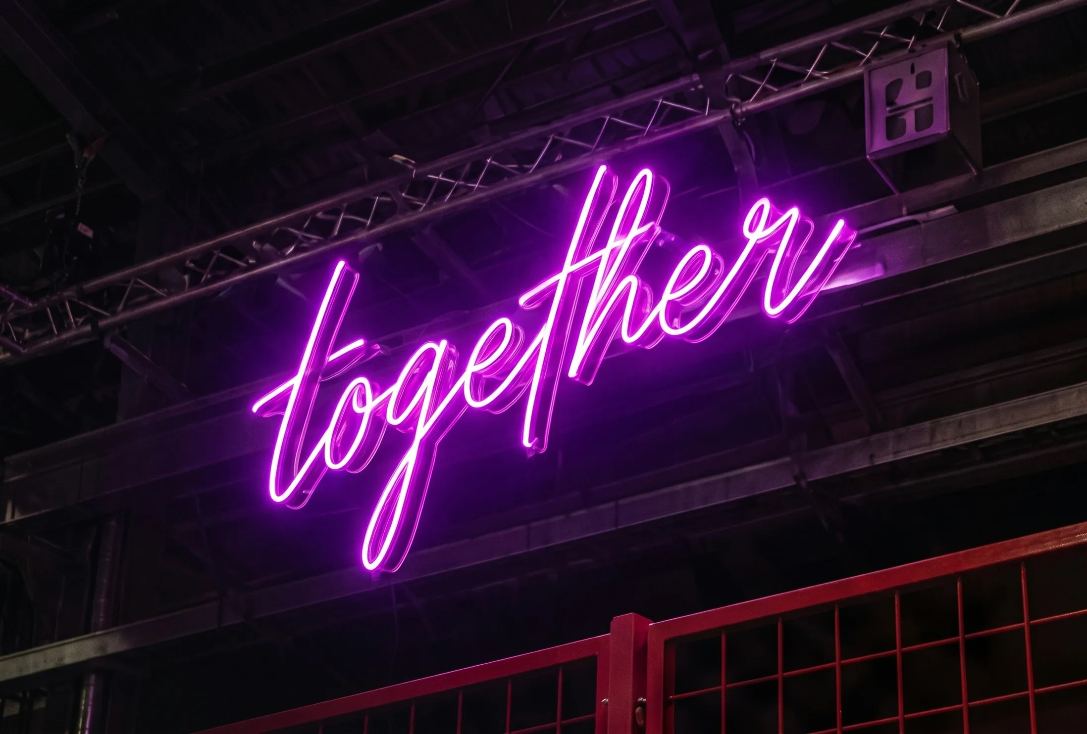 Neon-Schriftzug „together“ über dem Exponat im Universum Bremen