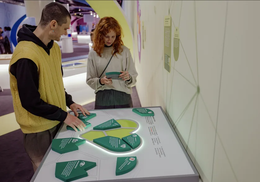 Besucher am BIPS-Puzzle-Exponat auf der MS Wissenschaft