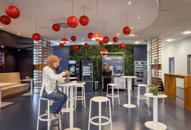 Kaffee-Lounge im Lavazza Professional Office – Markenraum von ping