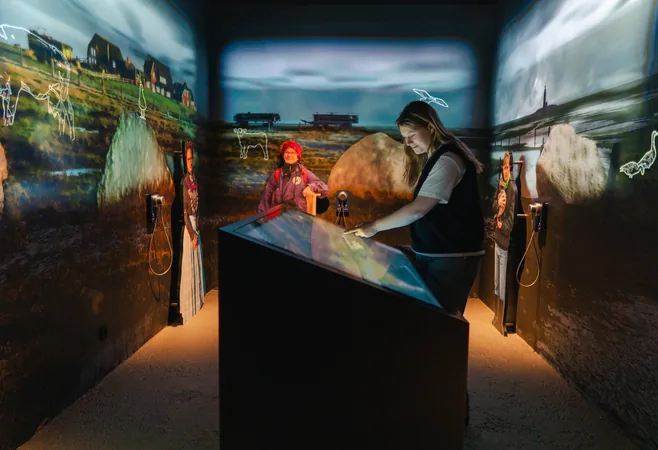 Visitor at the media station in the Hallig room of Klimahaus Bremerhaven