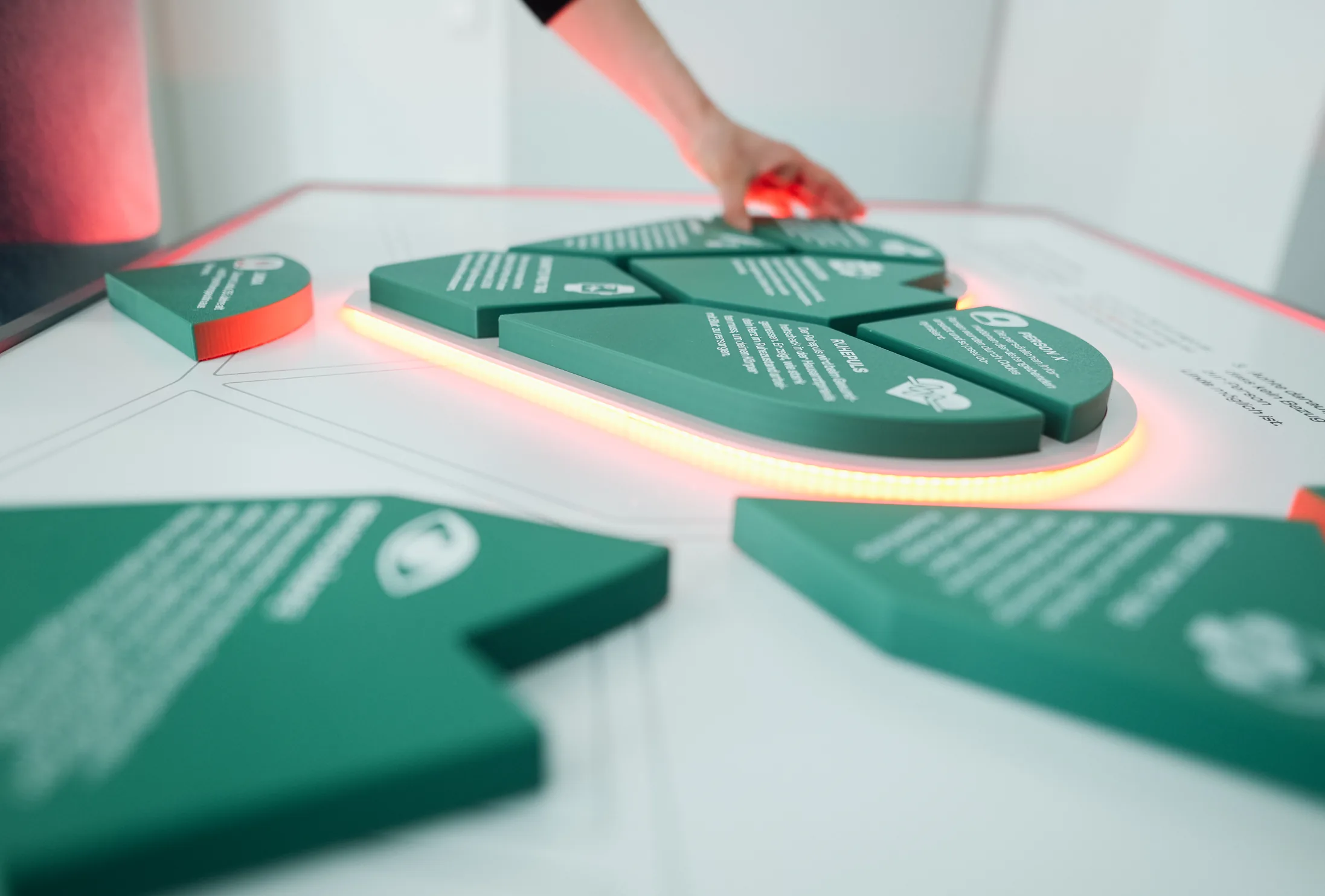 Rot leuchtendes Puzzle-Exponat von ping für das BIPS auf der MS Wissenschaft