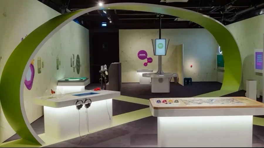 Hands-on BIPS exhibit aboard the MS Wissenschaft